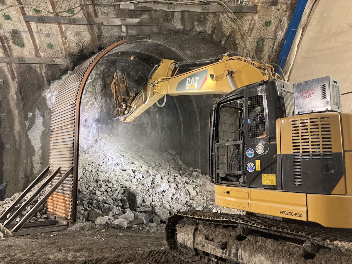 北薩トンネル、謎の崩落から1年 復旧に向け並行トンネル掘削中 | 日経