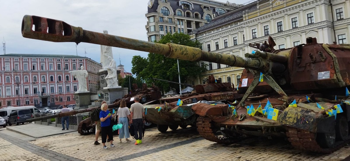 国土交通省がウクライナ復興に遠隔施工、25年秋実証 無人建機で人的