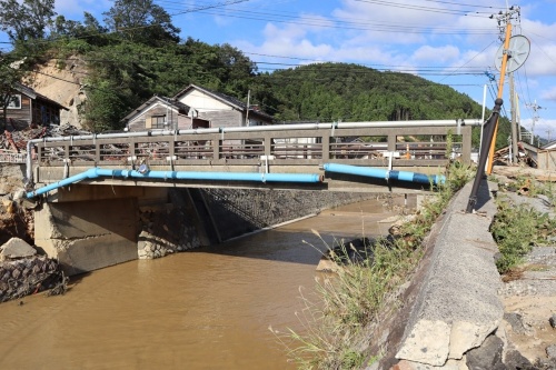 2024年1月の能登半島地震で損傷したと見られる水管橋(写真:日経クロステック)
