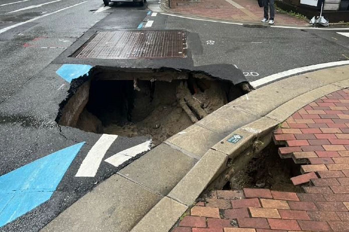 福岡の道路陥没、雨水管工事の施工不良が原因 削孔した既設管に土砂