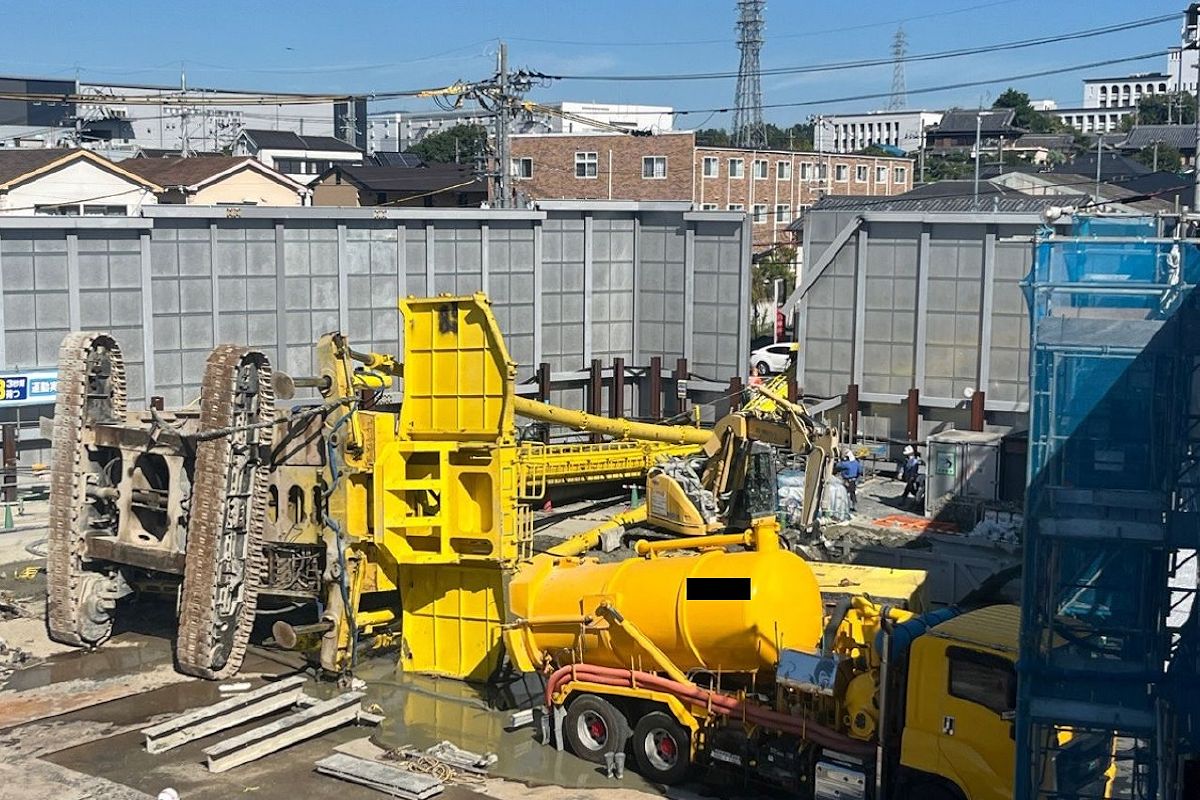 清水建設JVの新名神工事で杭打ち機転倒、スクリューが地中に引き込まれ