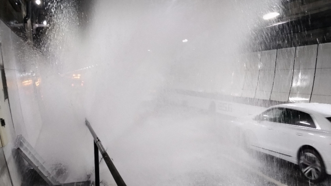 中央道笹子トンネルで漏水、50年使用の消火用配水管が破損