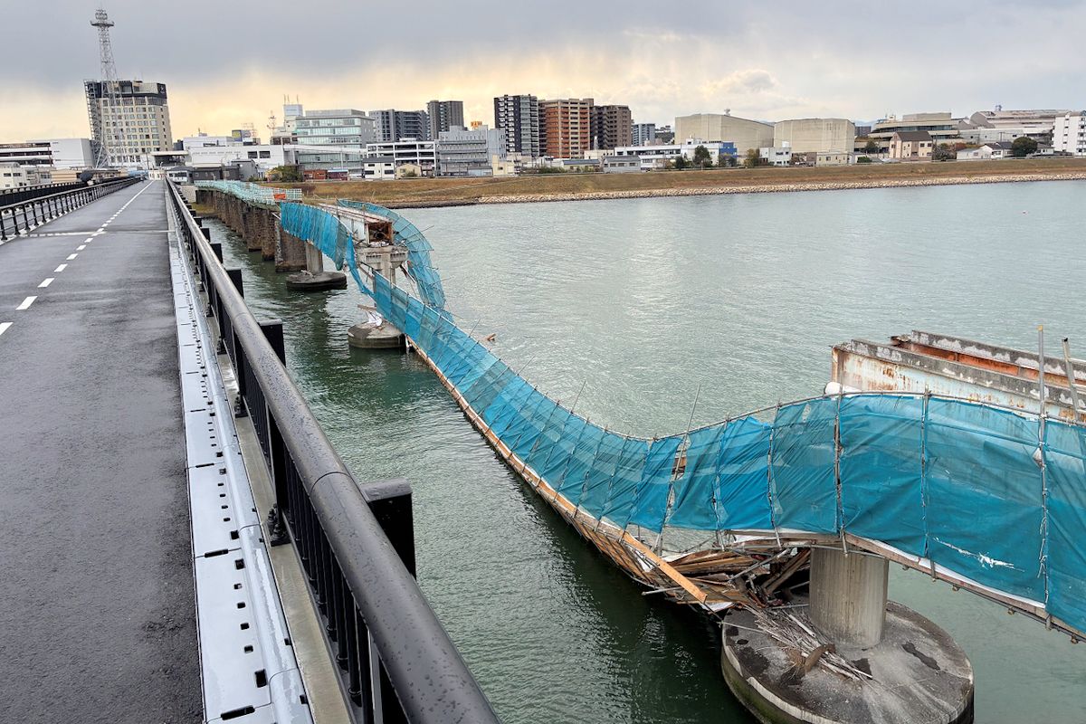 桁が落下した旧河西橋。左は新たに建設した河西橋（写真：和歌山市）