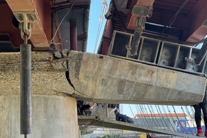 橋脚上部の張り出し部が折れた涌谷大橋。左が車道部、右が歩道部。橋脚上部のコンクリートをはつると、PC鋼線が露出した(写真:宮城県)