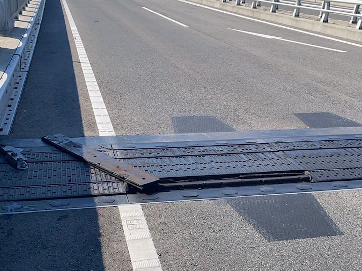 変状が生じた有明早津江川大橋の伸縮装置（写真：国土交通省有明海沿岸国道事務所）