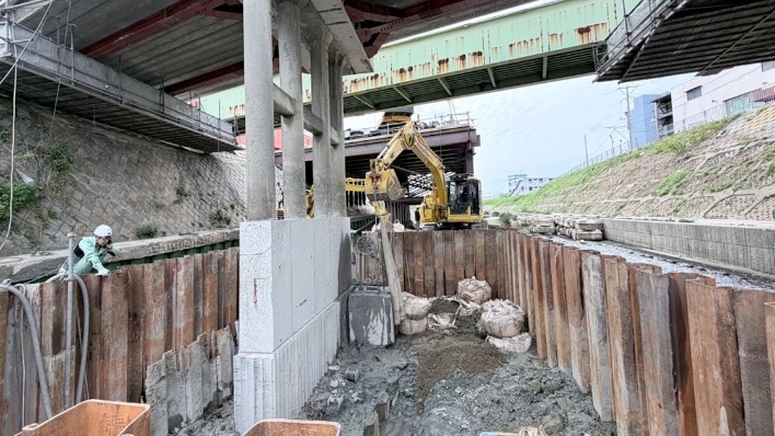 補強工事中に橋脚杭が7cm沈下、洗掘防止のコンクリート撤去が影響か