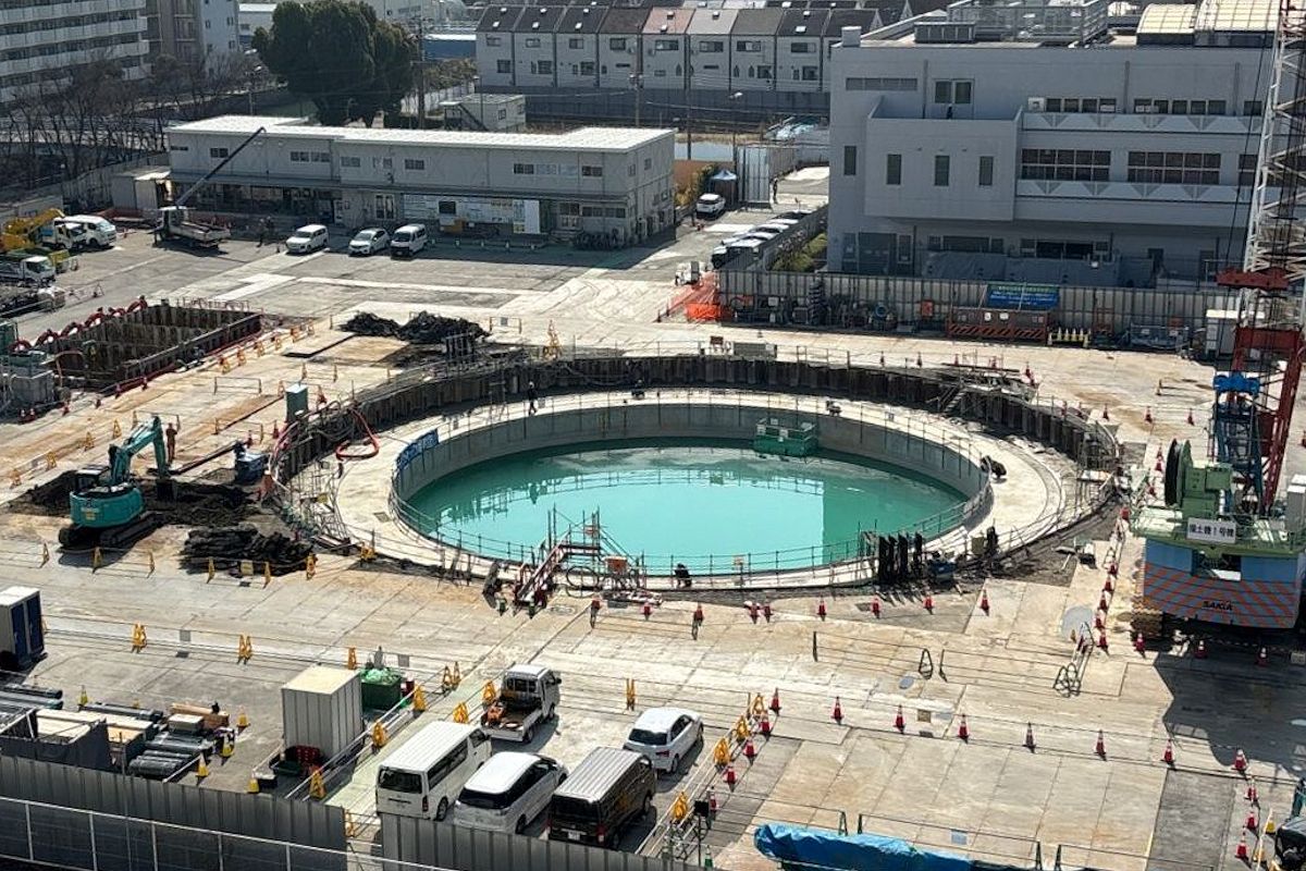 深さ100m超の巨大たて坑、地下水流入トラブルで工期延長 | 日経クロス