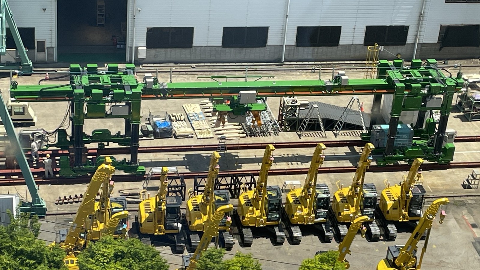 前田建設工業の床版架設機「どすこいガントリー」、施工範囲を2倍に