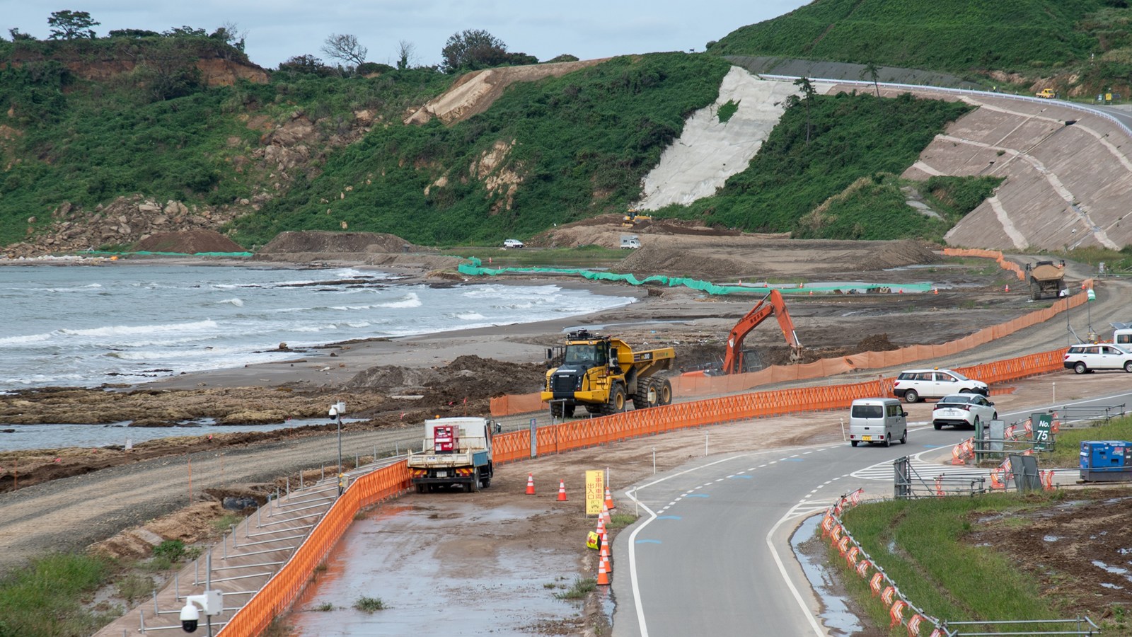 能登半島地震で隆起した海岸沿いの国道249号　大林組、本復旧へ盛り土自動化