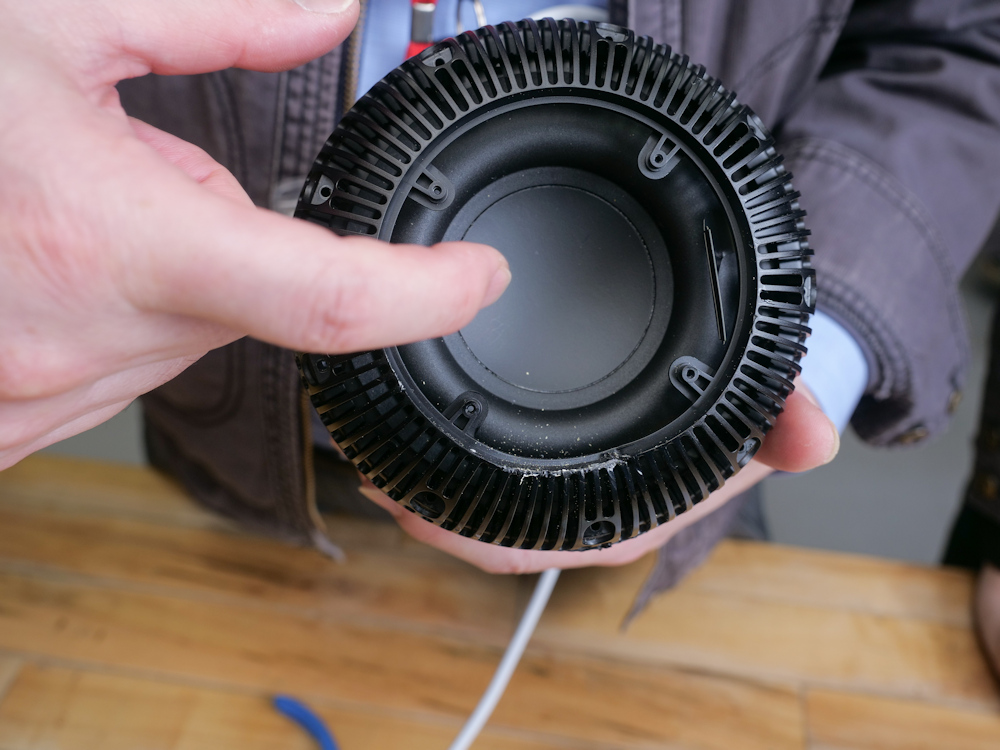 特殊ネジと強固な接着、HomePod内部に「アップル流こだわり 特殊ネジと強固な接着、HomePod内部に「アップル流こだわり