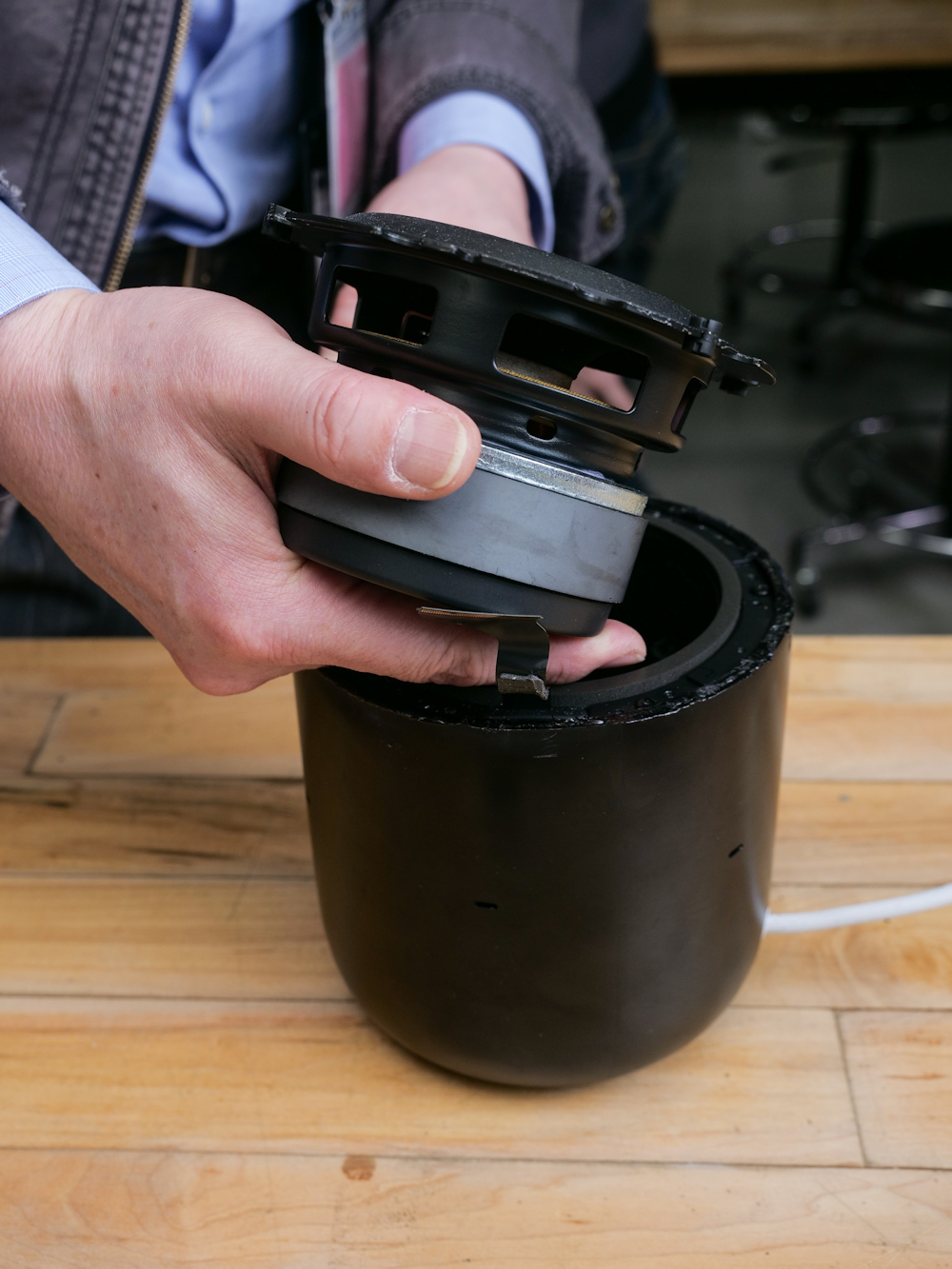 特殊ネジと強固な接着、HomePod内部に「アップル流こだわり 特殊ネジと強固な接着、HomePod内部に「アップル流こだわり