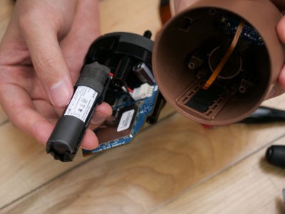 Liイオン2次電池。Clova Friendsは屋外などに持ち出して使えることを大きな特徴としており、電池は重要な部品の1つだ（撮影：加藤 康、以下同じ）