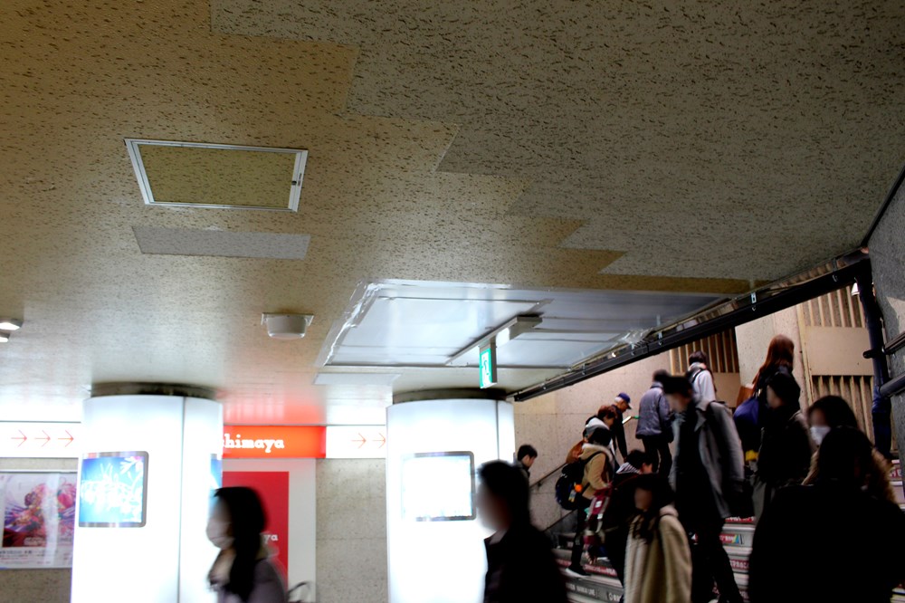 石こうボードの落下部分と漏水で劣化していた部分を取り除き養生した天井。大阪市交通局では他駅でも同様の天井がないか点検をしている（撮影：江村 英哲）