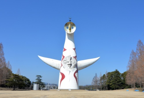 大阪府吹田市の万博記念公園に立つ「太陽の塔」。大阪万博のシンボルともいえる（撮影：菅原 由依子）