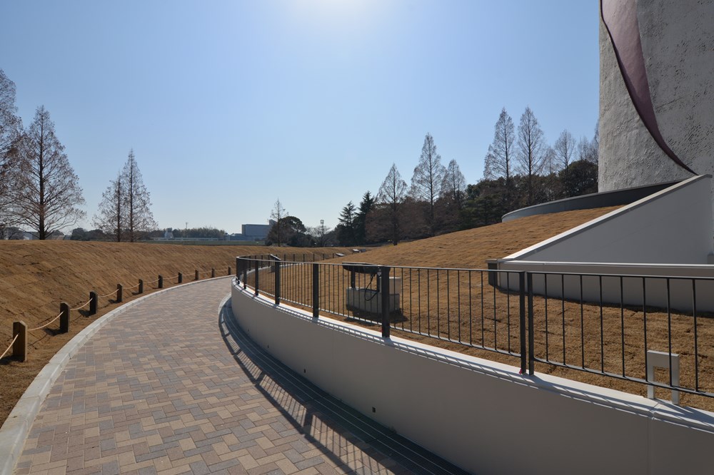 塔の足元には、新たに歩道を整備した。芝生の丘（写真左手）に囲われて遠くからは見えないつくりとし、景観の保存に配慮した（撮影：菅原 由依子）