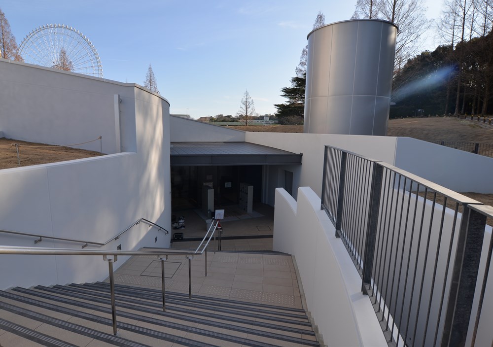 地下の増築部への入り口（撮影：菅原 由依子）