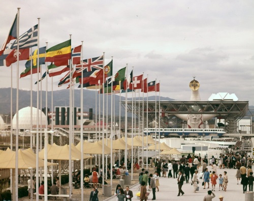 万博当時の写真で見る太陽の塔 最大1日83万人をさばく 日経クロス 万博当時の写真で見る太陽の塔 最大1日83万人をさばく 日経クロス