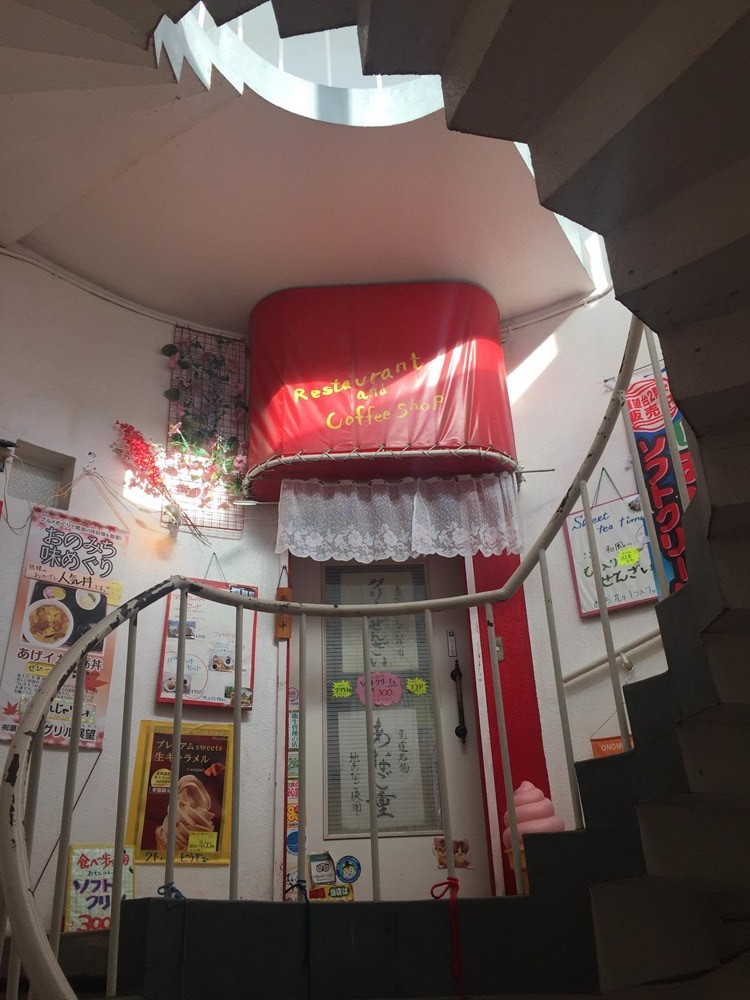 展望台の内部にある階段。展望スペースに上がるためには、この階段を登らなければならない。階段の途中には飲食店があった（撮影：菅原 由依子）