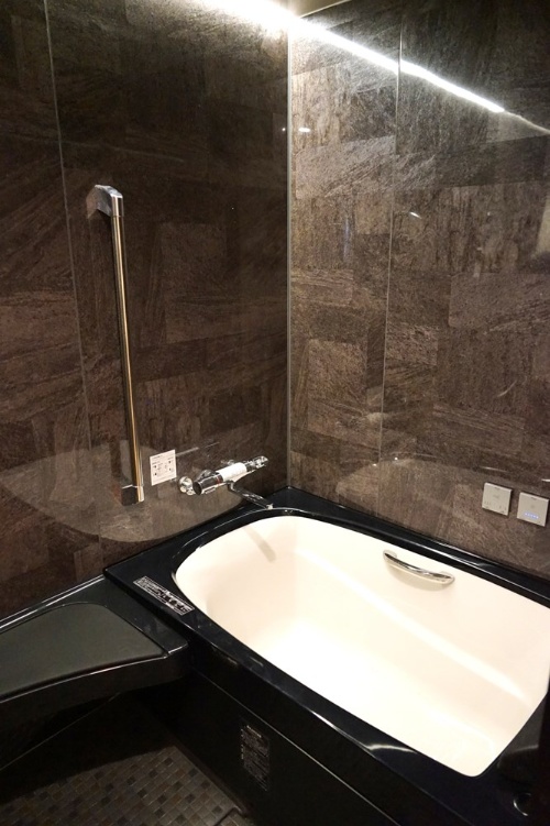 水上ホテルの浴室。ジェットバスが使用できる。エアコンなどの設備も整っており、一般的なホテルの室内と比べても遜色がない（出所：ハウステンボス）