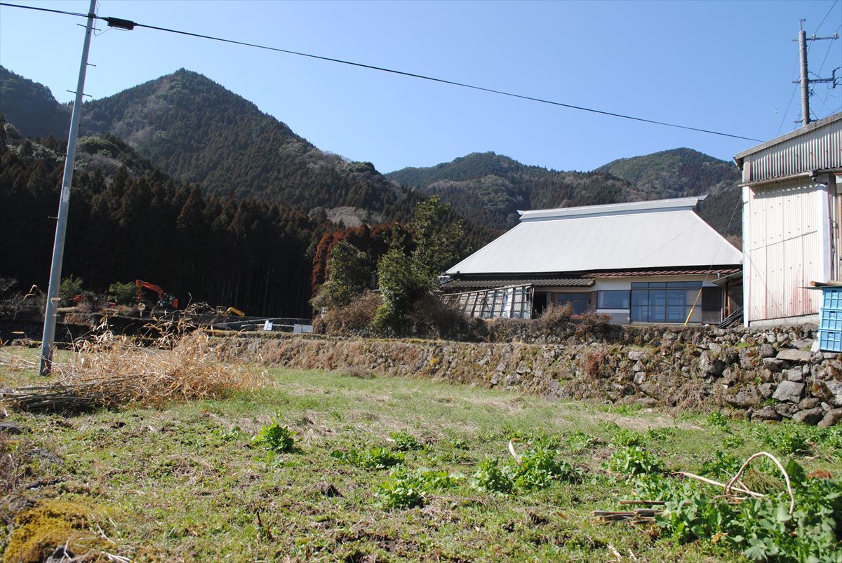 現状の古民家の外観。築120年。元のかやぶき屋根は金属ぶき屋根で覆われている（写真：納谷建築設計事務所）