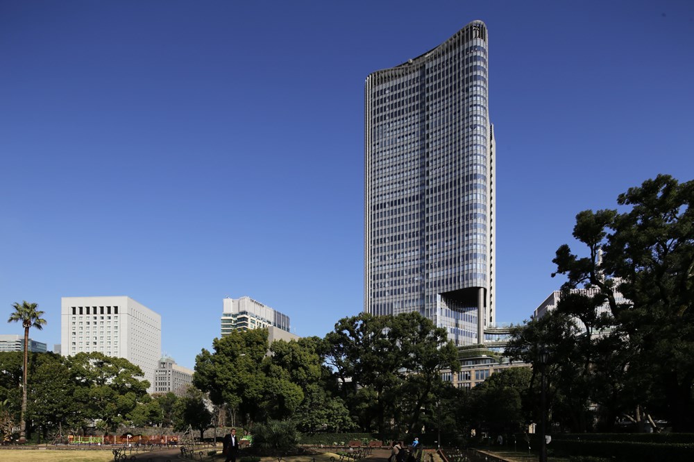 日比谷公園から見る「東京ミッドタウン日比谷」。カーブを描く外観が特徴。建物のマスターデザインアーキテクトは、英国の設計事務所ホプキンスアーキテクツ（撮影：安川 千秋）