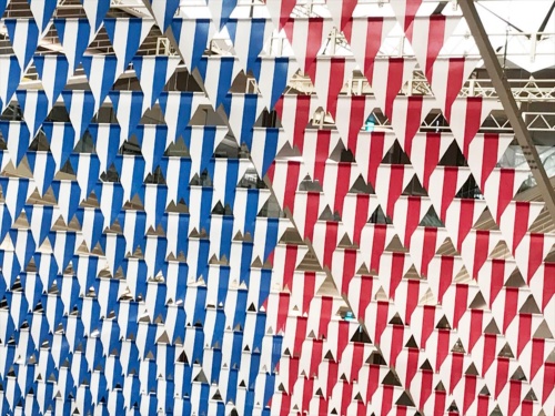 それぞれの旗にはビュレン氏のトレードマークである8.7cm幅のストライプがプリントされている。ビュレン氏は活動初期から「8.7cm幅のストライプ」にこだわっており、南條氏によれば、フランスのベッドカバーなどで使われている「最も当たり前のストライプ」だからだという（写真：日経アーキテクチュア）