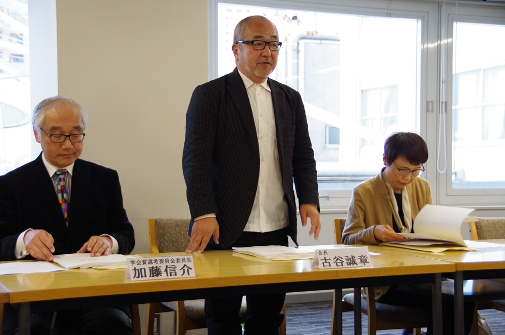 日本建築学会の記者発表の様子。左から加藤信介氏（副会長）、古谷誠章氏（会長）、岩田利枝氏（教育賞選考委員長）。（写真：日経アーキテクチュア）