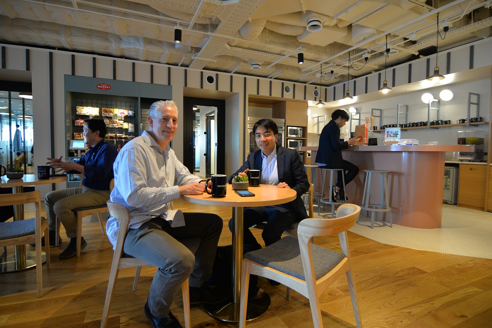 WeWorkの日本第1号拠点に入居したITベンチャー企業ウフルの園田崇社長（右）とプロダクト開発本部ディレクターのエリック・ウルフ氏（左）。WeWorkを利用するメリットを聞いた