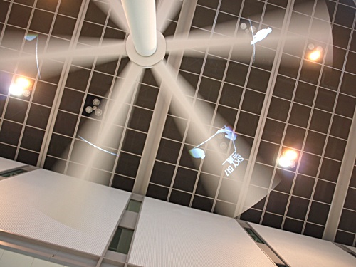 羽田空港で開催された「空気の港」展のデジタルパブリックアート作品「木陰のスクリーン」。回転するプロペラをスクリーンとして用い、脇にある端末で自分の搭乗便を登録すると、その飛行機がどんな段階にあるかを鳥のアニメーションで表示する