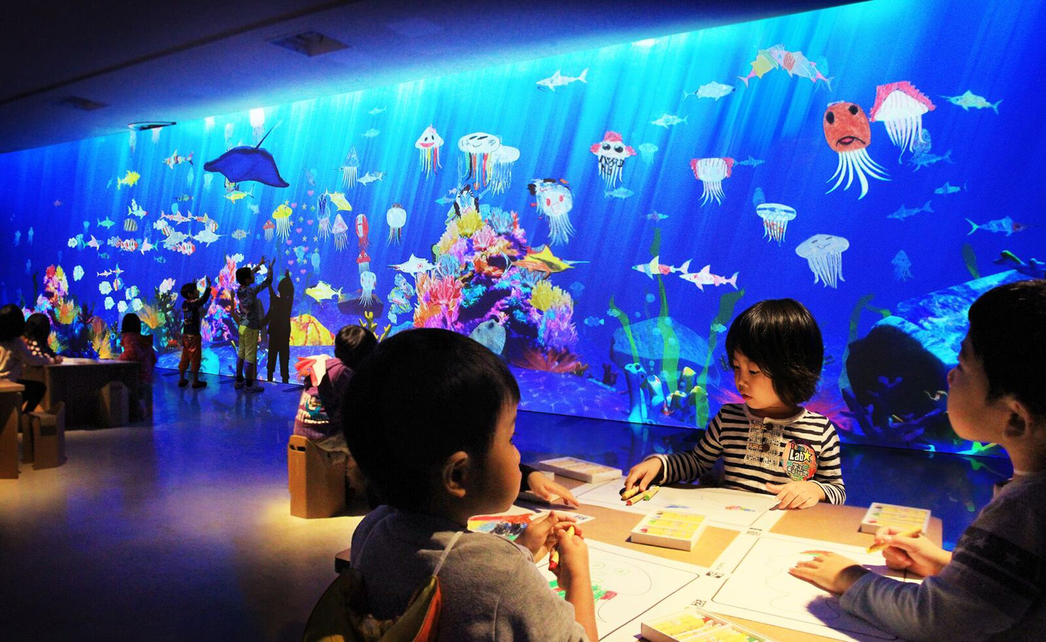 チームラボの代表的プロジェクトである未来の遊園地の「お絵かき水族館」。後述するMORI Building DIGITAL ART MUSEUM: EPSON teamLab Borderlessの展示作品となる（出所：チームラボ）