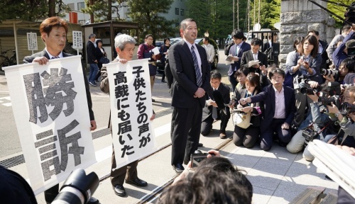 仙台高等裁判所は4月26日、石巻市と宮城県に対して、約14億3617万円の賠償を命じた。一審では地震発生後の現場教員の過失を認定。一方、高裁では、教育委員会を含む学校関係者が平時から児童の安全に配慮する義務を怠ったと指摘し、組織的過失を認めた(写真:共同通信社)