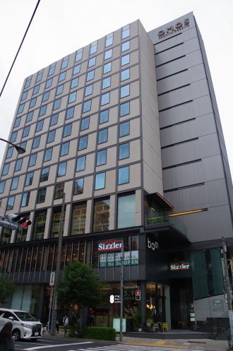 東京・大塚に星野リゾートの新ブランド「OMO」の2号店「OMO5東京大塚」が開業した。OMO5東京大塚は山口不動産(東京都豊島区)が仕掛ける再開発プロジェクト「ba(ビーエー)」の1つでもある(写真:日経アーキテクチュア)