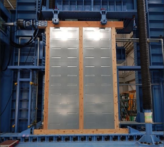 木と鉄のハイブリッド耐力壁がねばりを実証 日経クロステック Xtech