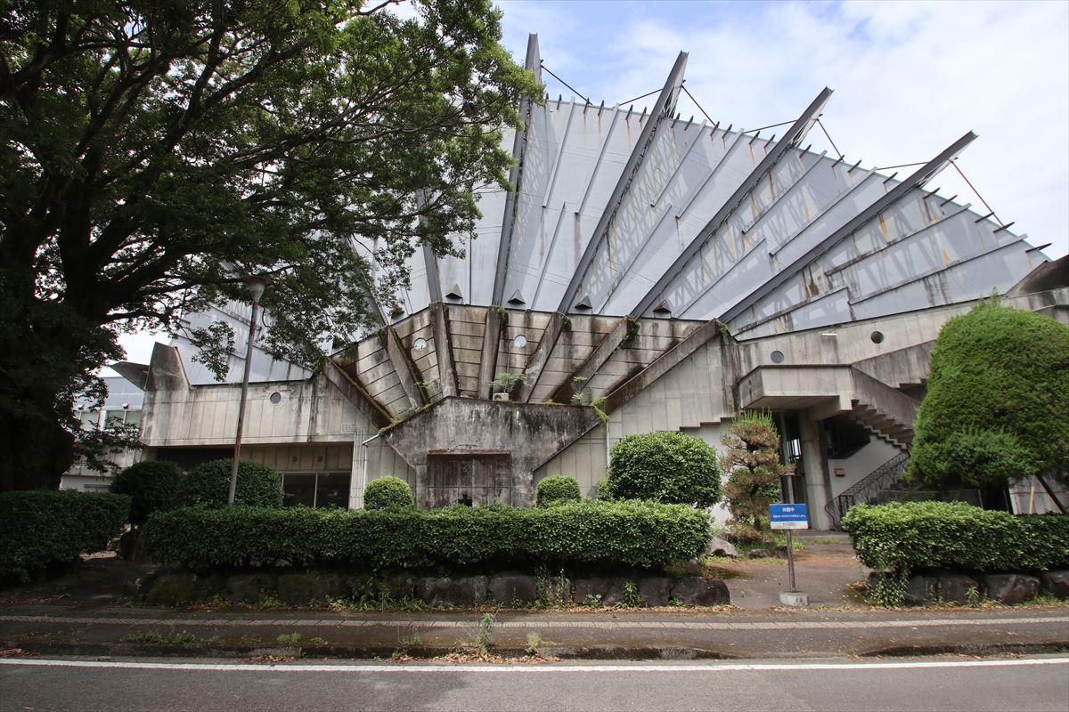 振り出しに戻った都城市民会館、建築学会が異例の活用提案 | 日経