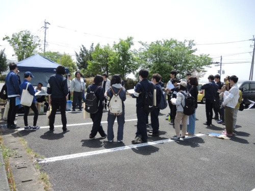 大分大学の田中圭准教授を囲んで大分大学、京都大学、九州大学、広島大学の学生たちが現地で調査の打ち合わせをしている様子（写真：日経 xTECH）