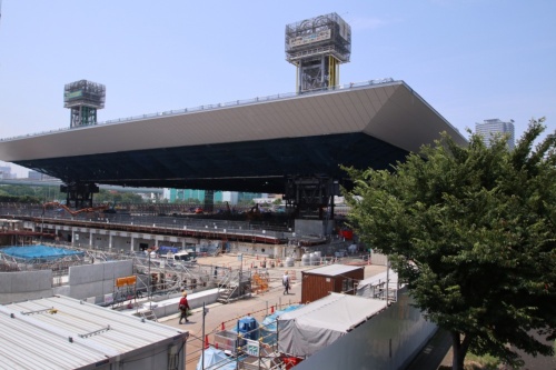 南東側から見た「オリンピックアクアティクスセンター」の施工現場。既に屋根の全貌が姿を現していた。「リフトアップ工法」を採用しており、現状、地上レベルから屋根の下面までで約12m引き上げられている。最終的に屋根高さは約37mとなる。屋根の厚さは約10m（写真：日経アーキテクチュア）