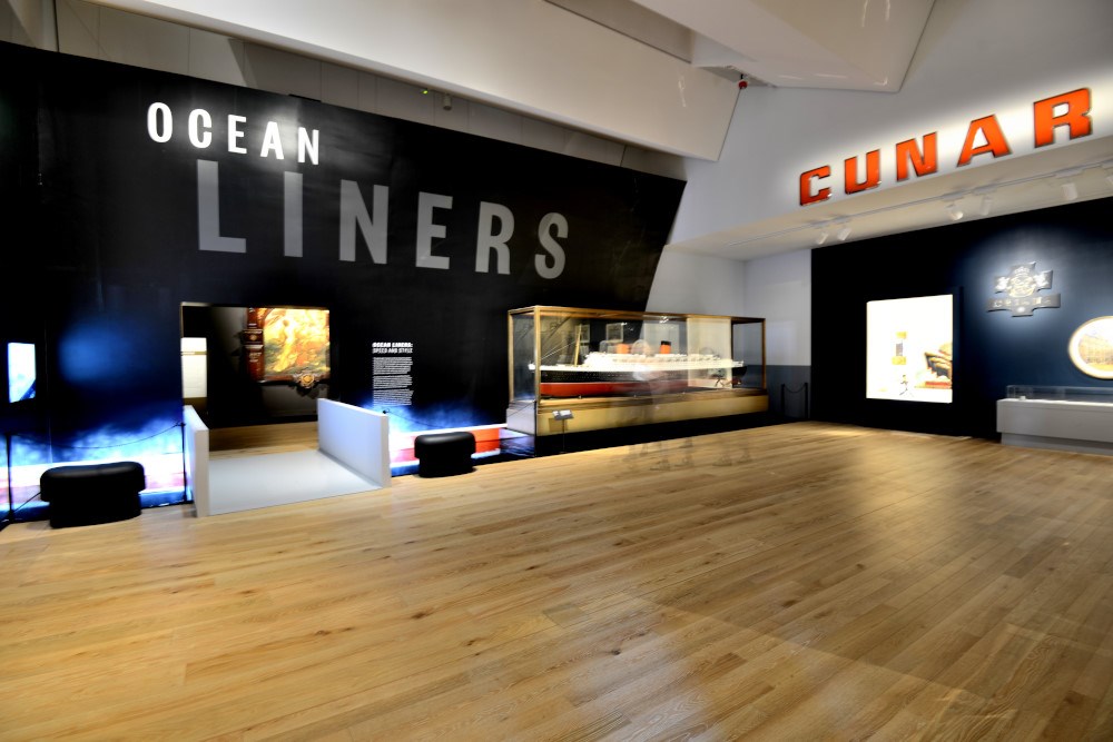 オープニングのメーン展示は、「Ocean Liners」というクイーンメリー号時代に使われていた船のデザインやライフスタイルを紹介する内容だった。写真は展示スペースのエントランス（写真：武藤 聖一）