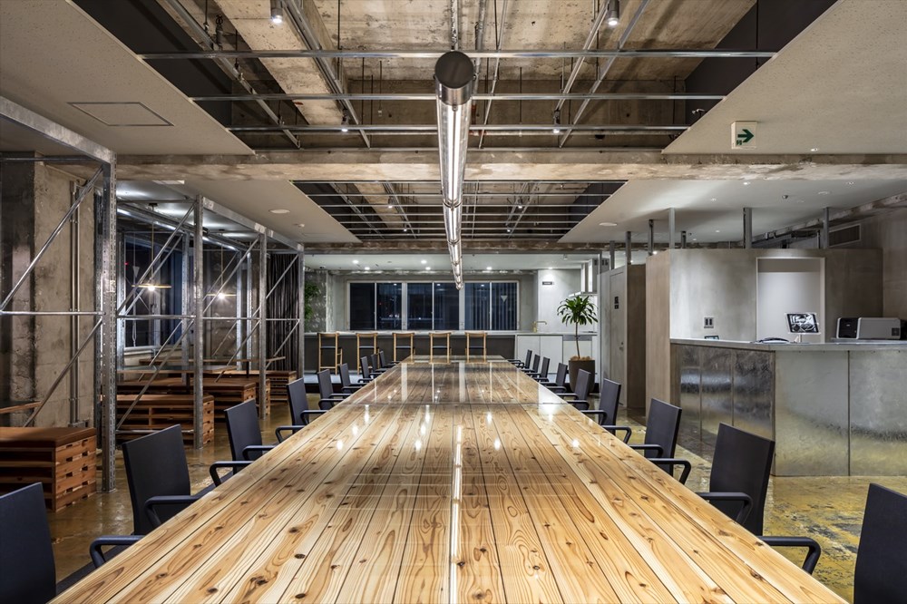 職・住」混じるシェアオフィス、サポーズが築39年のビルを刷新 | 日経