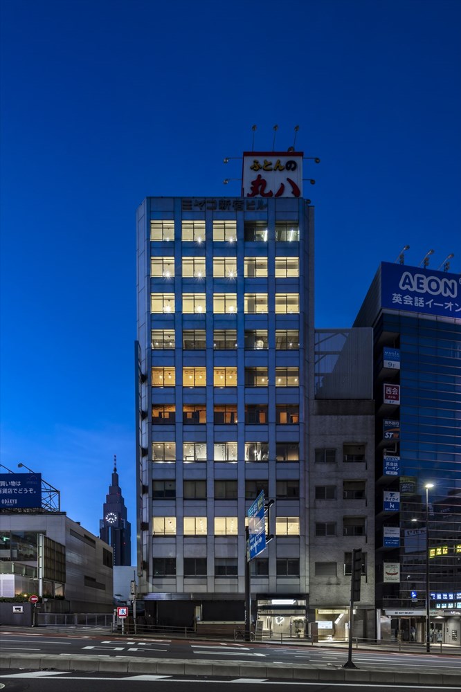 職・住」混じるシェアオフィス、サポーズが築39年のビルを刷新 | 日経