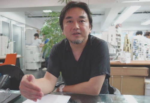 平田晃久氏(平田晃久建築設計事務所 主宰)。ひらた・あきひさ:1971年大阪府生まれ。94年京都大学工学部建築学科卒業、97年同大学大学院工学研究科修了、伊東豊雄建築設計事務所入社。2005年平田晃久建築設計事務所設立。15年から京都大学准教授、18年から同大学教授。07年に「桝屋本店」でJIA新人賞、18年に「太田市美術館・図書館」で村野藤吾賞および第59回BCS賞を受賞(写真:日経アーキテクチュア)