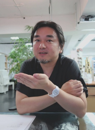 平田 晃久氏(平田晃久建築設計事務所 主宰)。ひらた・あきひさ:1971年大阪府生まれ。94年京都大学工学部建築学科卒業、97年同大学大学院工学研究科修了、伊東豊雄建築設計事務所入社。2005年平田晃久建築設計事務所設立。15年から京都大学准教授、18年から同大学教授。07年に「桝屋本店」でJIA新人賞、18年に「太田市美術館・図書館」で村野藤吾賞および第59回BCS賞を受賞(写真:日経アーキテクチュア)