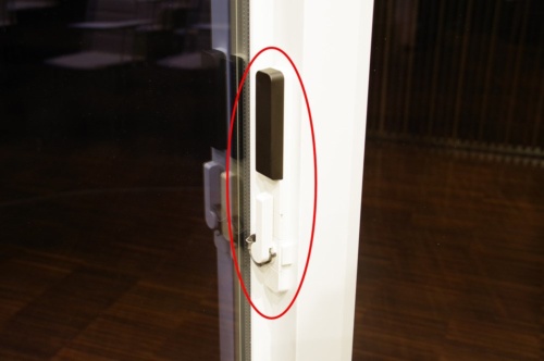 窓にセンサー付きのクレセントを取り付けた様子。センサーには個別にIDが設定されており、鍵を閉め忘れた箇所を通知で確認できる（写真：日経アーキテクチュア）