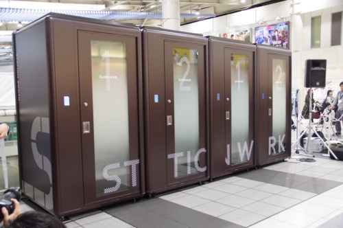 JR東日本は駅ナカにおけるシェアオフィス「STATION WORK」の実証実験を2018年11月28日に開始した。写真は、JR品川駅の改札内に設置したブース「STATION BOOTH」（写真：日経アーキテクチュア）
