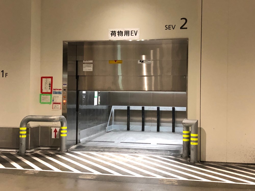 豊洲市場でターレ運転中の男性 エレベーター扉と座席に挟まれて死亡 日経クロステック Xtech