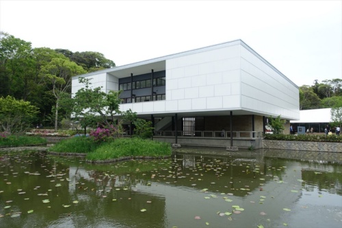 南側の平家池越しに見た「鎌倉文華館 鶴岡ミュージアム」。特記以外の写真は2019年5月1日に撮影（写真：日経アーキテクチュア）