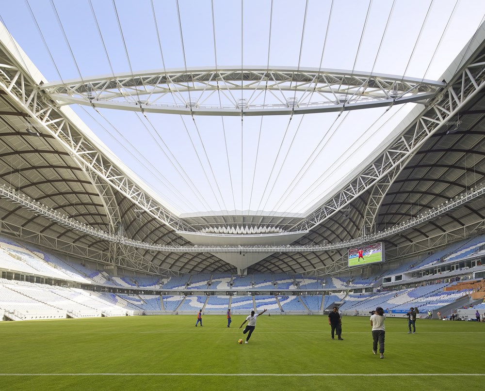 故ザハ氏が設計 開閉式屋根のサッカー場がカタールに完成 日経クロステック Xtech