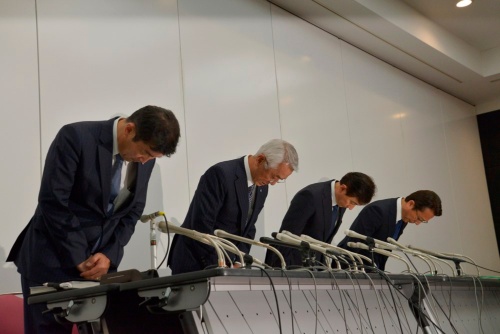 2019年5月29日、レオパレス21が会見を開いた。左から順に、取締役常務執行役員(会見時、以下同)の宮尾文也氏、代表取締役社長の深山英世氏、施工不備問題緊急対策本部責任者の蘆田茂氏、同部副責任者の平坂弘幸氏。深山氏は、「報告書はその通りだと思う。だが、自分の思いは若干違う」と弁明した(写真:日経アーキテクチュア)