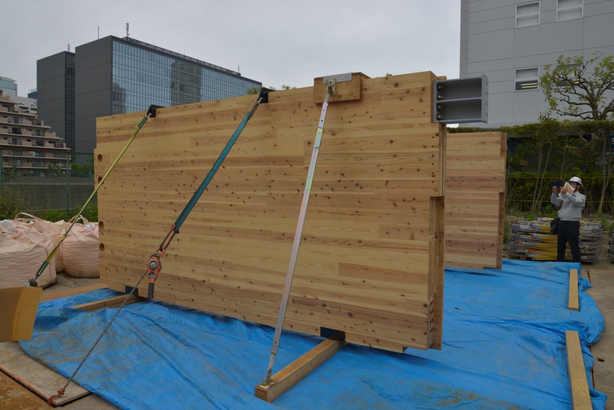 CLTの梁で全長60mの木造大屋根、「集成材より有利」なワケ（3ページ目