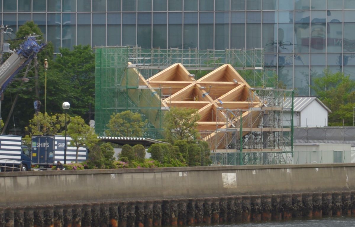 CLTの梁で全長60mの木造大屋根、「集成材より有利」なワケ（3ページ目