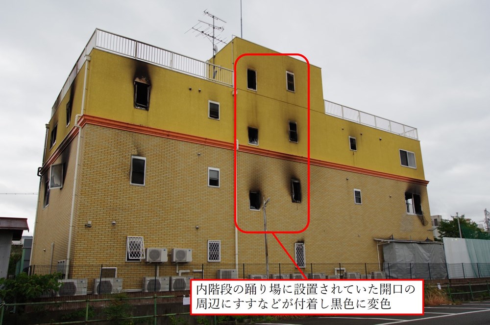 被災した建物の西面。内階段の踊り場に設置されていた開口の周辺にすすなどが付着していることから、内階段は煙で汚染されていたことが分かる（写真：日経アーキテクチュア）